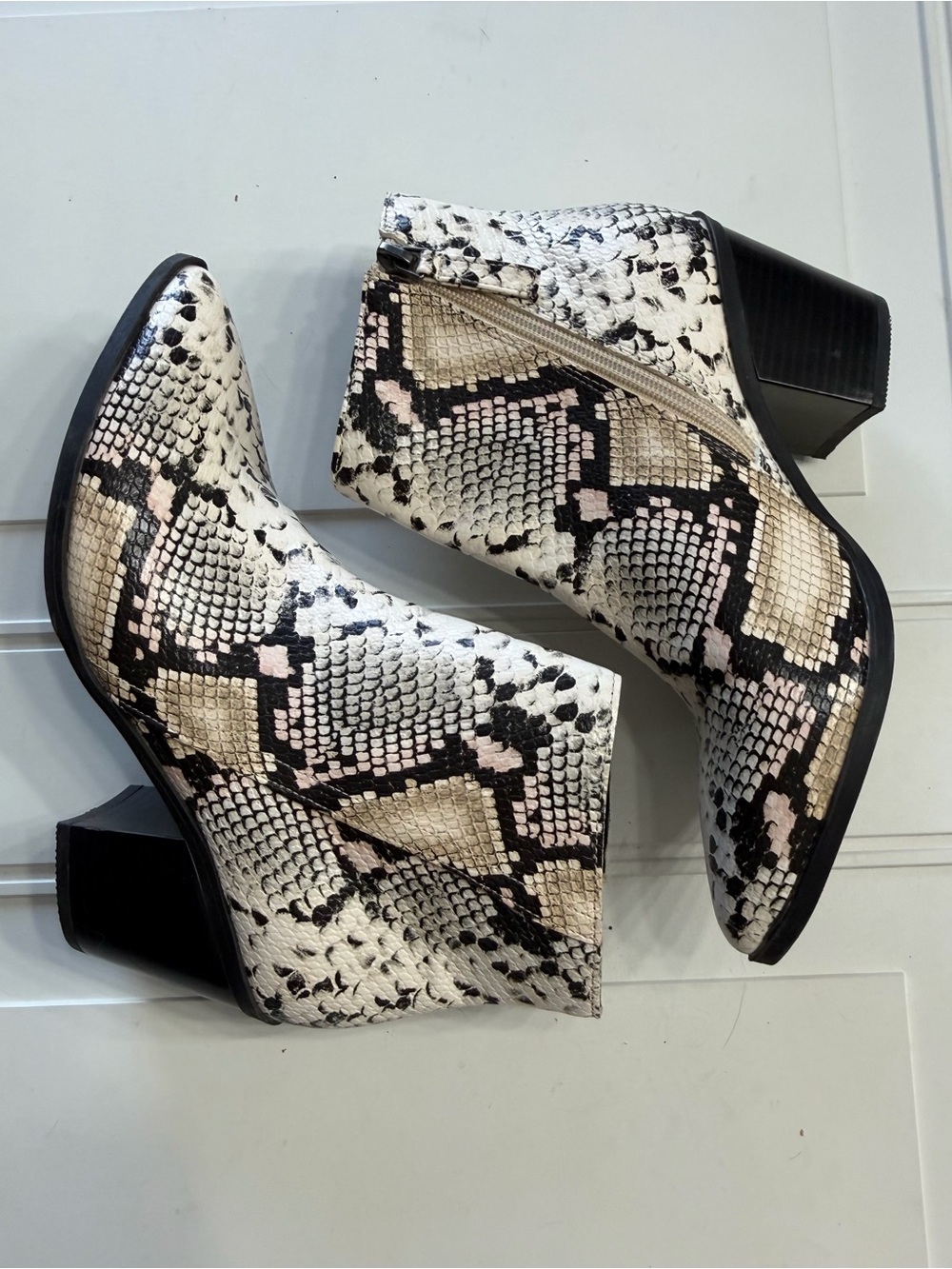 Scoop Women’s Sz 8.5 Black White Faux Snakeskin Heel Boots Booties - Picture 5 of 8